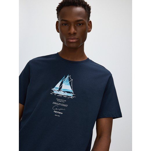 Reserved - T-shirt regular fit z nadrukiem - granatowy ze sklepu Reserved w kategorii T-shirty męskie - zdjęcie 171597205