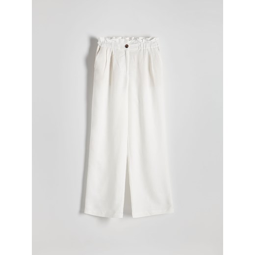 Reserved - Spodnie paperbag z lnem - biały ze sklepu Reserved w kategorii Spodnie damskie - zdjęcie 171610175