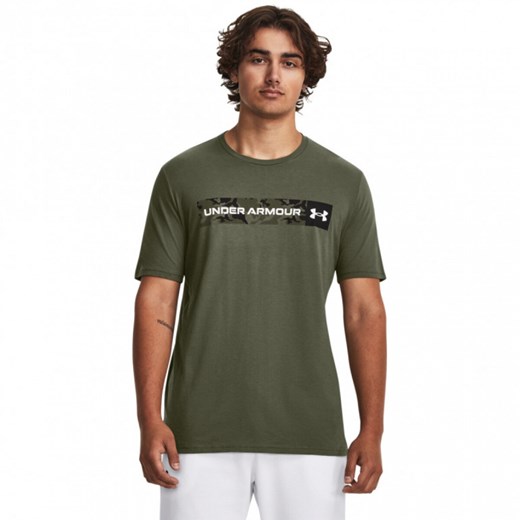 Męski t-shirt z nadrukiem Under Armour UA Camo Chest Stripe SS - zielony ze sklepu Sportstylestory.com w kategorii T-shirty męskie - zdjęcie 171611267