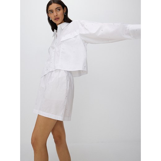 Reserved - Krótka koszula z aplikacjami ze strasu - biały ze sklepu Reserved w kategorii Bluzki damskie - zdjęcie 171697097