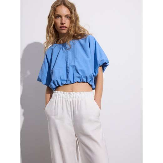 Reserved - Krótka bluzka z bufiastymi rękawami - jasnoniebieski ze sklepu Reserved w kategorii Bluzki damskie - zdjęcie 171931539