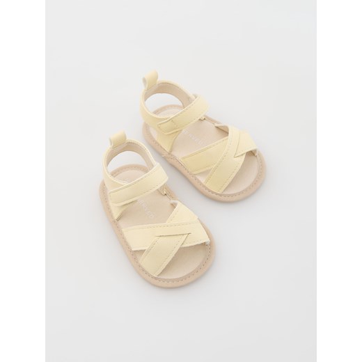 Reserved - Sandały z imitacji zamszu - jasnożółty ze sklepu Reserved w kategorii Sandały dziecięce - zdjęcie 171933785