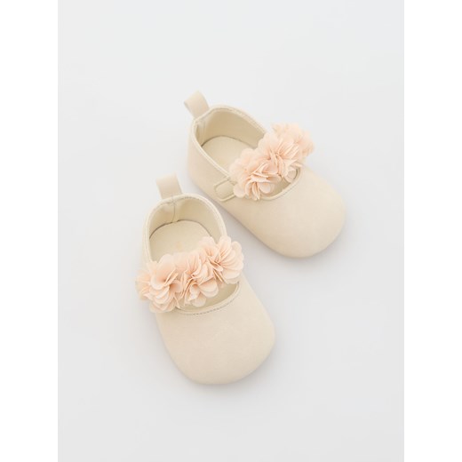 Reserved - Baleriny z kwiatowym zdobieniem - kremowy ze sklepu Reserved w kategorii Buciki niemowlęce - zdjęcie 171933789