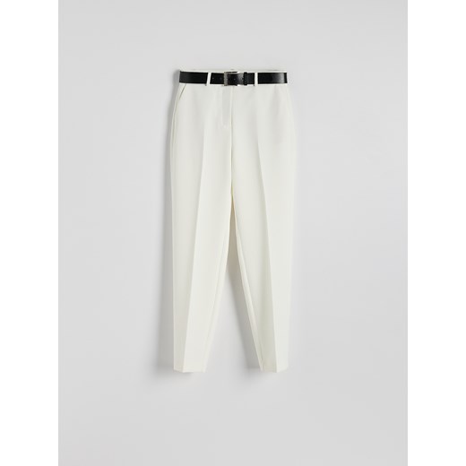 Reserved - Spodnie z paskiem - biały Reserved S Reserved