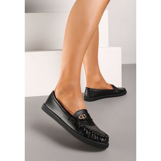 Czarne Płaskie Mokasyny ze Skórzaną Wkładką i Metalową Aplikacją Floerina 37 wyprzedaż born2be.pl