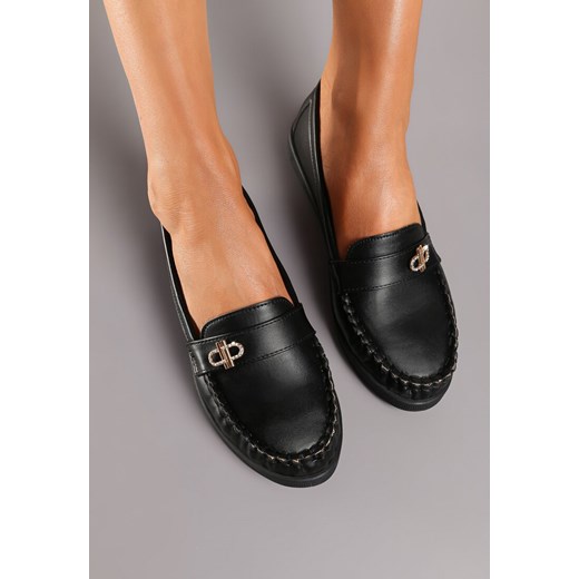 Czarne Płaskie Mokasyny ze Skórzaną Wkładką i Metalową Aplikacją Floerina 41 wyprzedaż born2be.pl