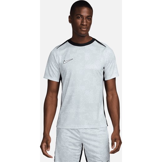 Męska koszulka piłkarska z krótkim rękawem i grafiką Dri-FIT Nike Academy Pro - Szary ze sklepu Nike poland w kategorii T-shirty męskie - zdjęcie 171990749