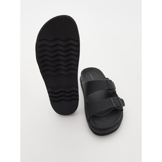Reserved - Klapki z paskami - czarny Reserved 45 Reserved