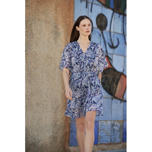 Wzorzysta sukienka przed kolana niebieska ze sklepu Moodo.pl w kategorii Sukienki - zdjęcie 171999938