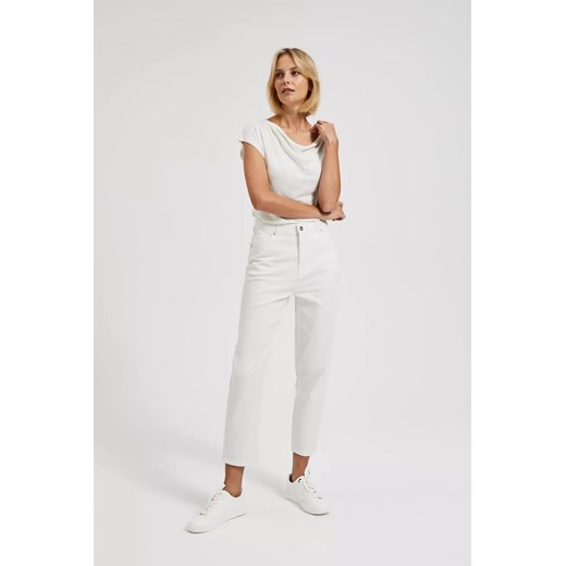 Jeansy w prostymi nogawkami białe ze sklepu Moodo.pl w kategorii Jeansy damskie - zdjęcie 172000479