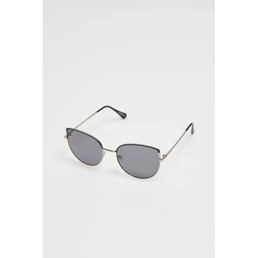 Okulary przeciwsłoneczne o kocim kształcie i z metalowymi oprawkami ze sklepu Moodo.pl w kategorii Okulary przeciwsłoneczne damskie - zdjęcie 172000506
