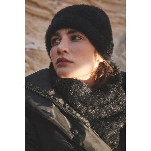 Ciepła futrzana czapka czarna ze sklepu Moodo.pl w kategorii Czapki zimowe damskie - zdjęcie 172000535