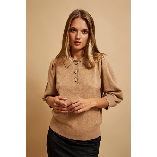 Sweter z ozdobnymi guzikami beżowy ze sklepu Moodo.pl w kategorii Swetry damskie - zdjęcie 172000879