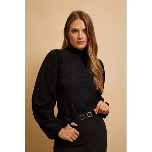 Bluzka z półgolfem i bufiastymi rękawami czarna ze sklepu Moodo.pl w kategorii Bluzki damskie - zdjęcie 172000968