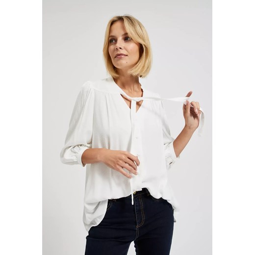 Koszula zapinana na guziki z wiązanym dekoltem biała ze sklepu Moodo.pl w kategorii Bluzki damskie - zdjęcie 172001378