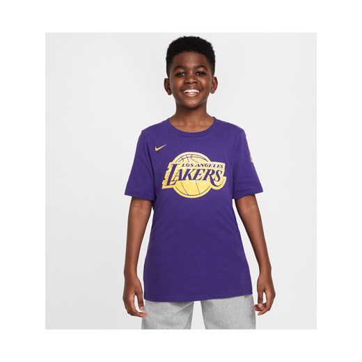 T-shirt dla dużych dzieci (chłopców) Nike NBA Los Angeles Lakers Essential - Fiolet ze sklepu Nike poland w kategorii T-shirty chłopięce - zdjęcie 172023776