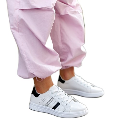 Biało-czarne sneakersy eko skóra Berdine białe ze sklepu ButyModne.pl w kategorii Trampki damskie - zdjęcie 172025665