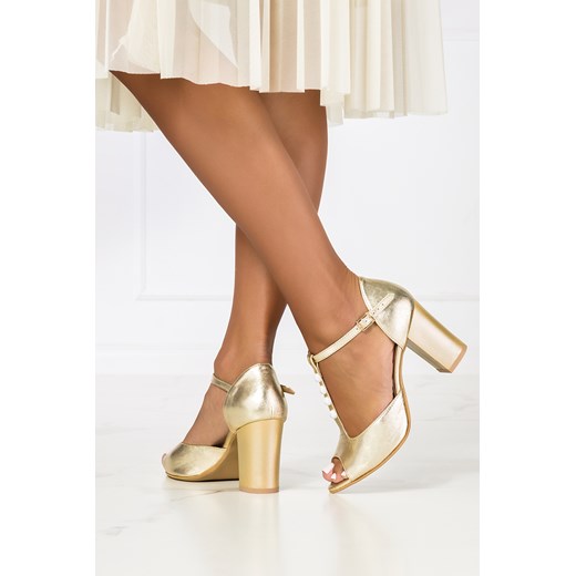 Złote sandały z perełkami z zakrytą piętą polska skóra Casu 2367 ze sklepu Casu.pl w kategorii Sandały damskie - zdjęcie 172042286