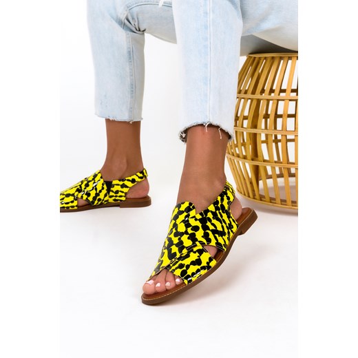 Żółte sandały płaskie lakierowane z paskami na krzyż polska skóra Casu 3012-0 ze sklepu Casu.pl w kategorii Sandały damskie - zdjęcie 172043147