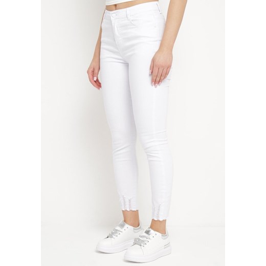 Białe Klasyczne Dopasowane Jeansy z Lekko Wystrzępionymi Nogawkami Gannest ze sklepu Born2be Odzież w kategorii Jeansy damskie - zdjęcie 172047138