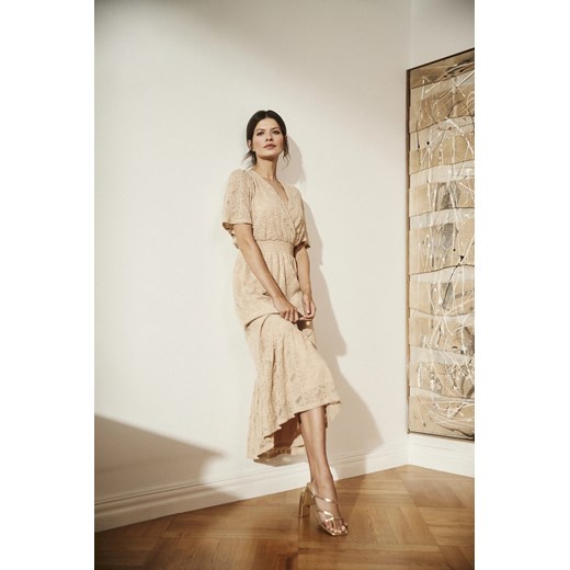 Koronkowa sukienka midi beżowa ze sklepu Moodo.pl w kategorii Sukienki - zdjęcie 172080888