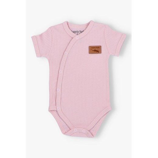 Body kopertowe z dzianiny prążkowej z krótkim rękawem - różowe - Lagarto Verde ze sklepu 5.10.15 w kategorii Body niemowlęce - zdjęcie 172084185