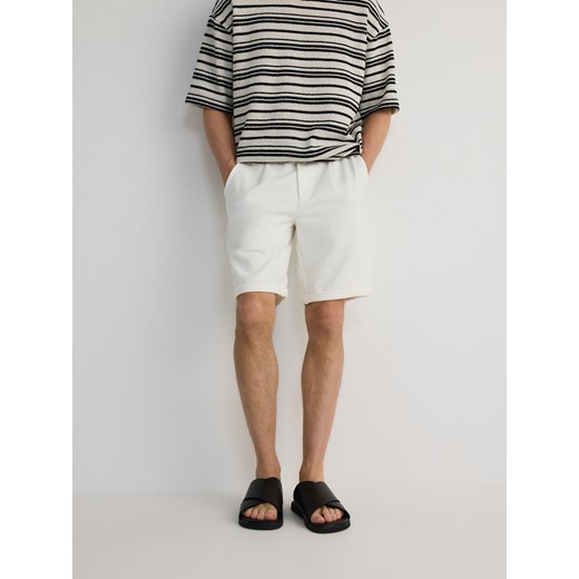 Reserved - Szorty regular fit - złamana biel Reserved L Reserved