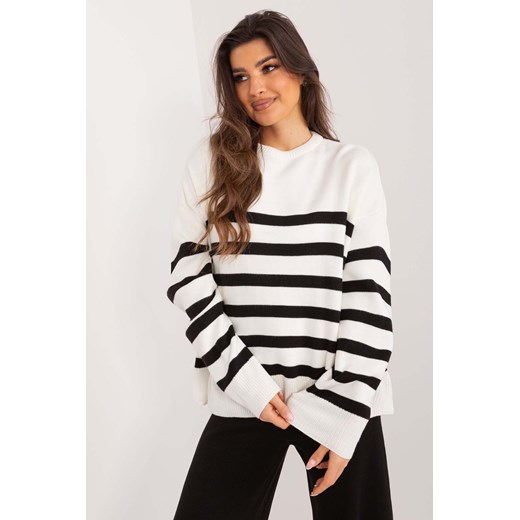 Sweter oversize z okrągłym dekoltem ecru ze sklepu 5.10.15 w kategorii Swetry damskie - zdjęcie 172122945