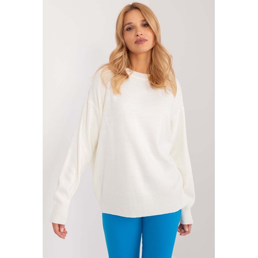 Sweter klasyczny o kroju oversize ecru ze sklepu 5.10.15 w kategorii Swetry damskie - zdjęcie 172123007