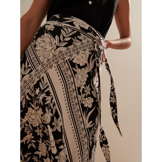 Mohito - Wiskozowa czarna spódnica midi - czarny ze sklepu Mohito w kategorii Spódnice - zdjęcie 172130058