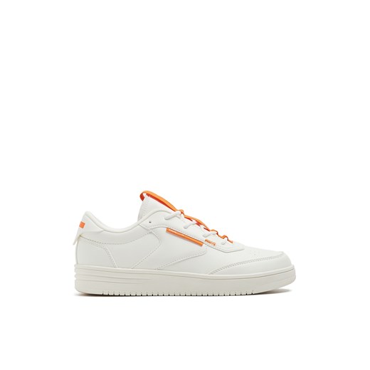 Cropp - Białe sneakersy z pomarańczowymi wszywkami - kremowy ze sklepu Cropp w kategorii Buty sportowe męskie - zdjęcie 172133867