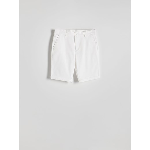 Reserved - Szorty slim fit - biały ze sklepu Reserved w kategorii Spodenki męskie - zdjęcie 172135298