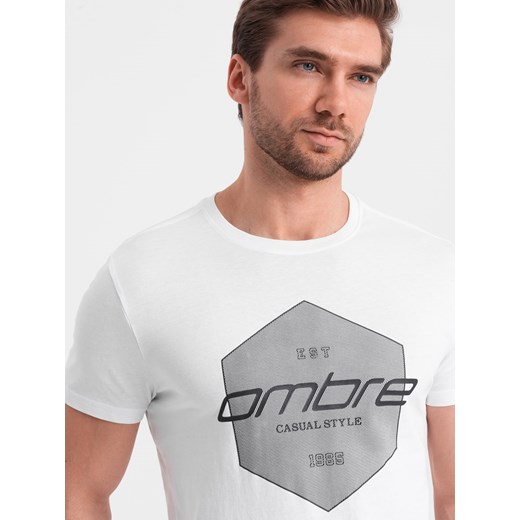 T-shirt męski bawełniany z nadrukiem geometrycznym i logotypem - biały V1 OM-TSPT-0141 ze sklepu ombre w kategorii T-shirty męskie - zdjęcie 172152187