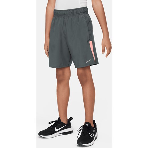 Spodenki treningowe dla dużych dzieci (chłopców) Nike Dri-FIT Challenger - Szary ze sklepu Nike poland w kategorii Spodenki chłopięce - zdjęcie 172184618