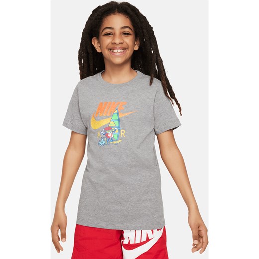 T-shirt dla dużych dzieci Nike Sportswear - Szary ze sklepu Nike poland w kategorii T-shirty chłopięce - zdjęcie 172184685