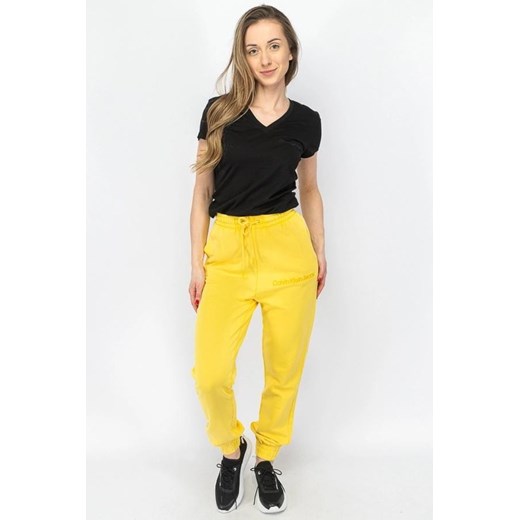 spodnie dresowe damskie calvin klein jeans j20j218035 żółty ze sklepu Royal Shop w kategorii Spodnie damskie - zdjęcie 172249378