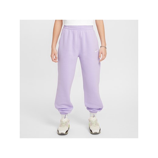 Luźne spodnie dla dużych dzieci (dziewcząt) Nike Sportswear Club Fleece - Fiolet ze sklepu Nike poland w kategorii Spodnie dziewczęce - zdjęcie 172249887