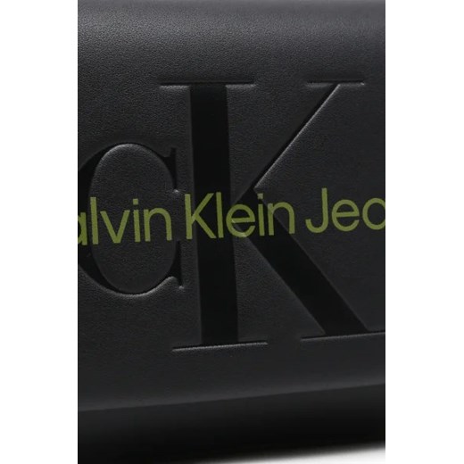 Listonoszka czarna Calvin Klein na ramię elegancka ze skóry ekologicznej matowa średniej wielkości 