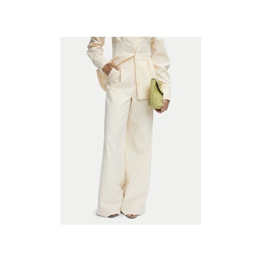 Gestuz Spodnie materiałowe Waisa 10908882 Écru Relaxed Fit ze sklepu MODIVO w kategorii Spodnie damskie - zdjęcie 172256457