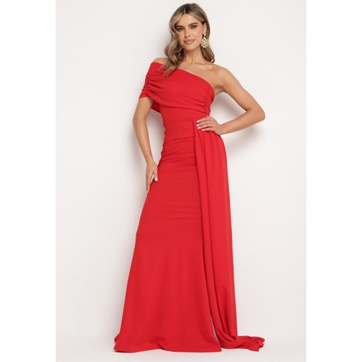 Czerwona Dopasowana Sukienka Maxi z Ozdobnym Trenem Iralia ze sklepu Born2be Odzież w kategorii Sukienki - zdjęcie 172274916