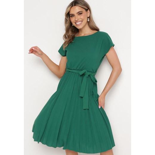 Zielona Koktajlowa Sukienka z Krótkim Rękawem i Gumką w Talii z Materiałowym Paskiem Javia ze sklepu Born2be Odzież w kategorii Sukienki - zdjęcie 172279197