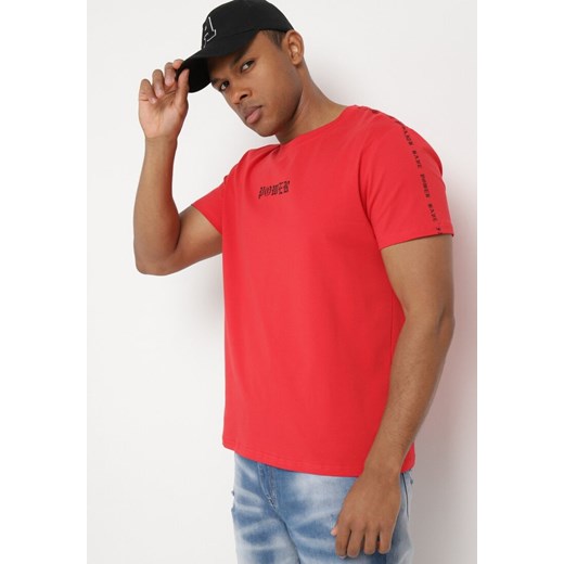 Czerwona Bawełniana Koszulka T-shirt z Nadrukiem Dorolia M Born2be Odzież promocja