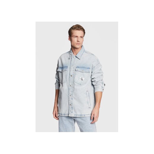 Calvin Klein Jeans Kurtka jeansowa J30J322383 Błękitny Oversize ze sklepu MODIVO w kategorii Kurtki męskie - zdjęcie 172325896