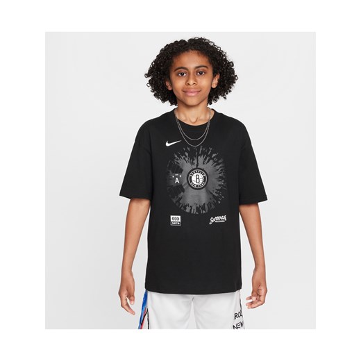 T-shirt dla dużych dzieci (chłopców) Max90 Nike NBA Brooklyn Nets Courtside - Czerń ze sklepu Nike poland w kategorii T-shirty chłopięce - zdjęcie 172330156