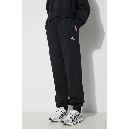 adidas Originals spodnie dresowe kolor czarny gładkie IA6437 ze sklepu PRM w kategorii Spodnie damskie - zdjęcie 172332626