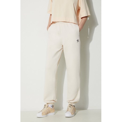 adidas Originals spodnie dresowe Essentials Fleece Joggers kolor beżowy z aplikacją IA6436 ze sklepu PRM w kategorii Spodnie damskie - zdjęcie 172333516