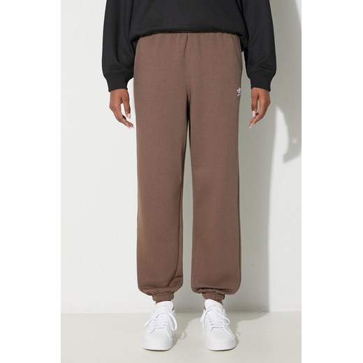 adidas Originals spodnie dresowe Essentials Fleece Joggers kolor brązowy gładkie IR5974 ze sklepu PRM w kategorii Spodnie damskie - zdjęcie 172333526