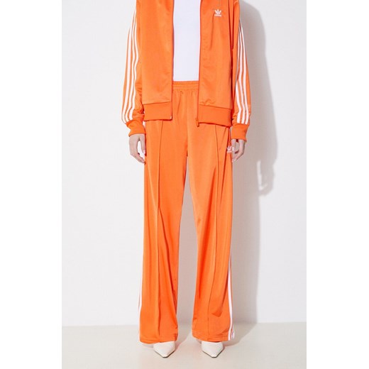 adidas Originals spodnie dresowe kolor pomarańczowy z aplikacją IP0640 ze sklepu PRM w kategorii Spodnie damskie - zdjęcie 172333576