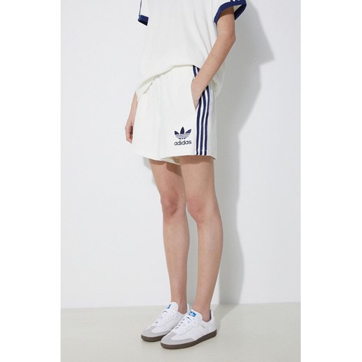 adidas Originals szorty Terry damskie kolor biały z aplikacją high waist IT9841 ze sklepu PRM w kategorii Szorty - zdjęcie 172333756