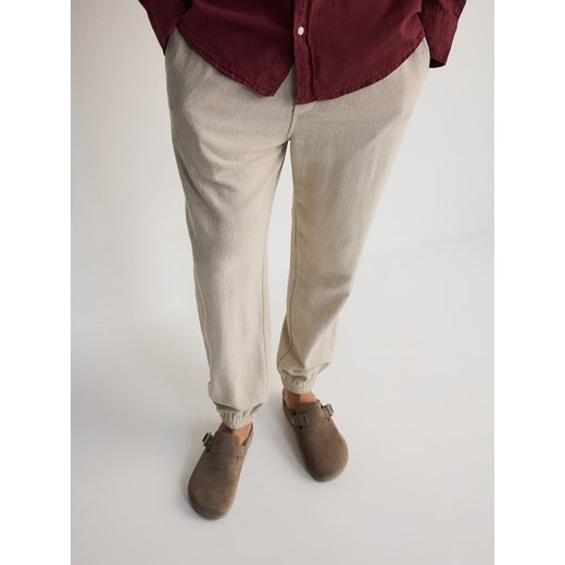 Reserved - Spodnie joggery z lnem - beżowy ze sklepu Reserved w kategorii Spodnie męskie - zdjęcie 172353217